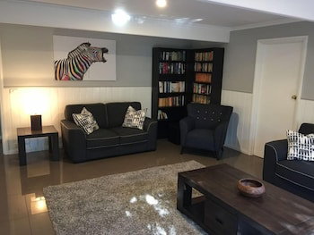 Tudor House - Large Family Home - Sydneys Hotel 5