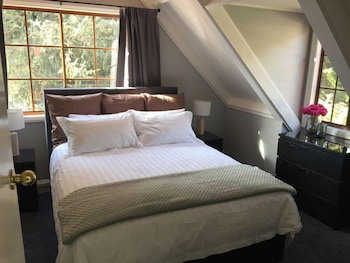 Tudor House - Large Family Home - Sydneys Hotel 2