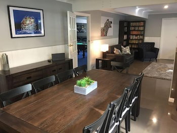 Tudor House - Large Family Home - Sydneys Hotel 6