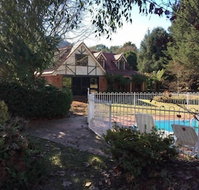 Tudor House - Large Family Home - Sydneys Hotel