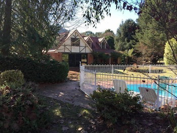 Tudor House - Large Family Home - Sydneys Hotel 0