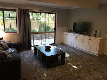 Tudor House - Large Family Home - Sydneys Hotel 4