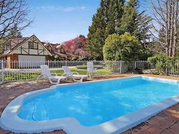 Cedar Cottage - Tudor Village - Sydneys Hotel 0