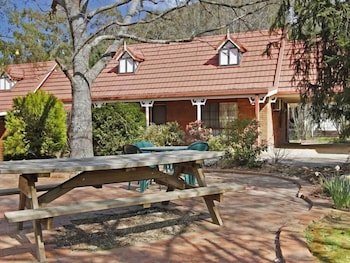 Cedar Cottage - Tudor Village - Sydneys Hotel 6