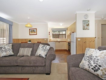 Cedar Cottage - Tudor Village - Sydneys Hotel 4
