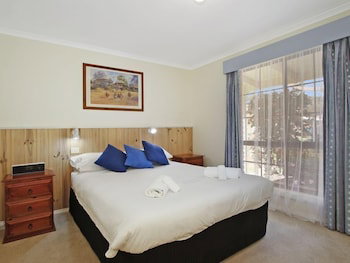 Cedar Cottage - Tudor Village - Sydneys Hotel 3