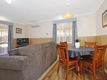 Cedar Cottage - Tudor Village - Sydneys Hotel 5