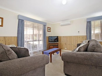Cedar Cottage - Tudor Village - Sydneys Hotel 1