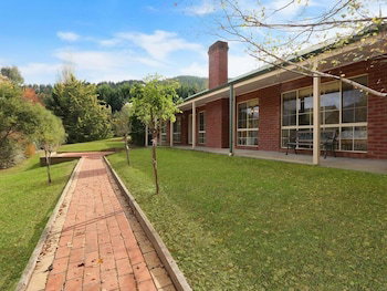 Alpine Mist - Spacious 5 Bedroom Home - Sydneys Hotel 1