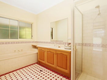 Alpine Mist - Spacious 5 Bedroom Home - Sydneys Hotel 6