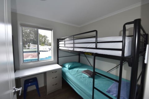Pelican Caravan Park - Sydneys Hotel 5