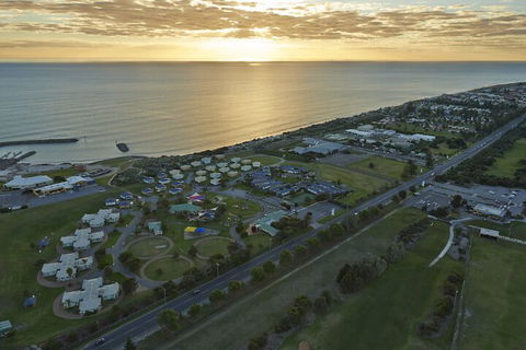 Big4 West Beach Parks - Sydneys Hotel 1