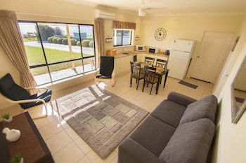Pelican Perch Retreat - Sydneys Hotel 0