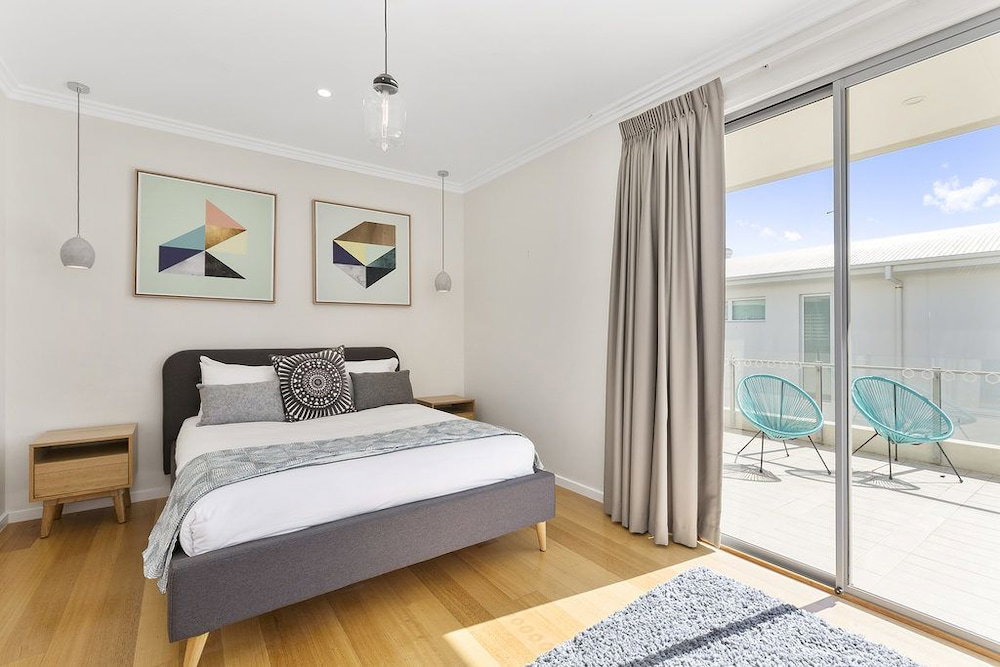 Sydneys Hotel