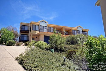 Dromaius 5 - Great Views Of The Snowy Mountains - Sydneys Hotel 0
