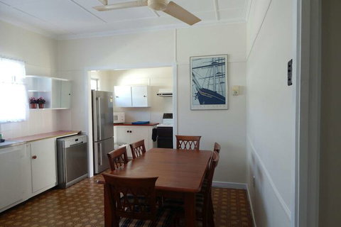 Sailor's Rest Holiday House - Sydneys Hotel 2