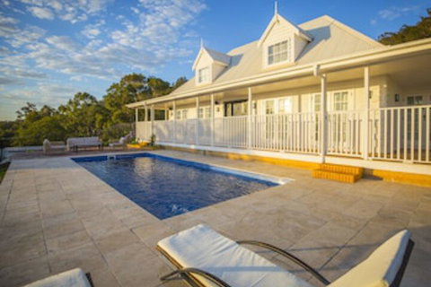 Montana - Sydneys Hotel 0