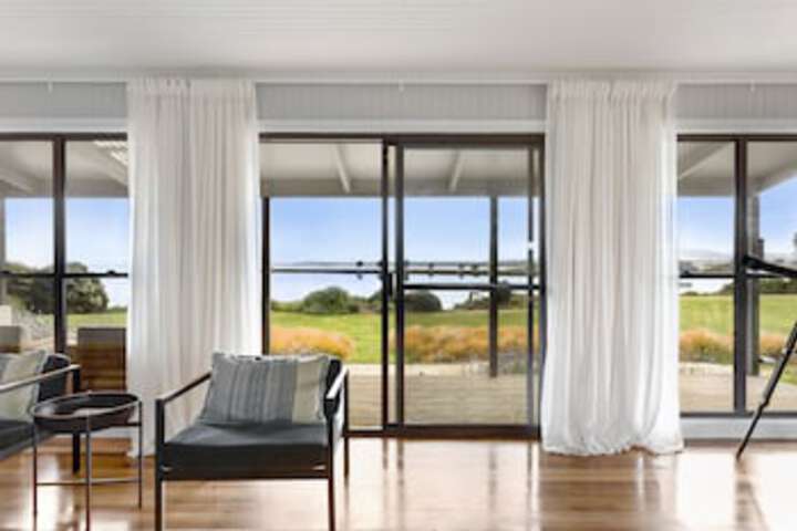 Clarence Point TAS Sydneys Hotel