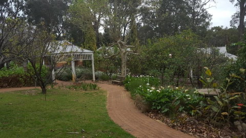Two Sisters Chalets - Sydneys Hotel 7