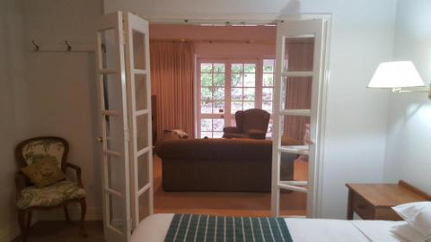Two Sisters Chalets - Sydneys Hotel 5