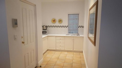 Two Sisters Chalets - Sydneys Hotel 4