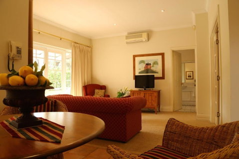 Two Sisters Chalets - Sydneys Hotel 6
