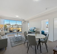 Modern and Spacious Resort-Style Home - Sydneys Hotel