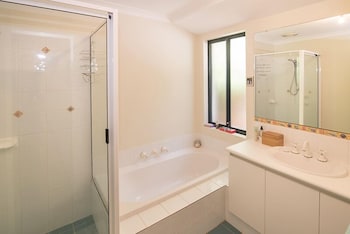Nature Retreat - Sydneys Hotel 4