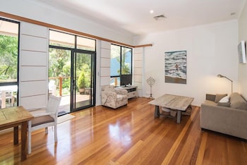Nature Retreat - Sydneys Hotel 0