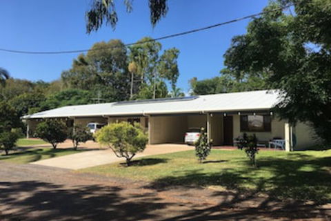 Magnetic Retreat Holiday Units - Sydneys Hotel 1