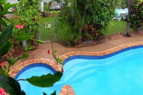 Magnetic Retreat Holiday Units - Sydneys Hotel 4