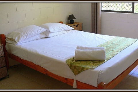 Magnetic Retreat Holiday Units - Sydneys Hotel 6