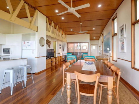 Claytons On Cylinder Beach Front - Sydneys Hotel 4