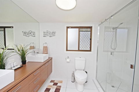 22 Sorrento Avenue Coolum Beach Linen Supplied PET FRIENDLY 500 BOND - Sydneys Hotel 4
