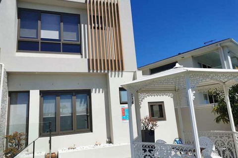 Serviced Waterfront Whole Villa - Sydneys Hotel 1