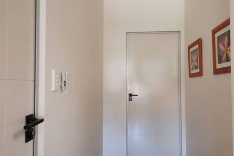 Serviced Waterfront Whole Villa - Sydneys Hotel 3