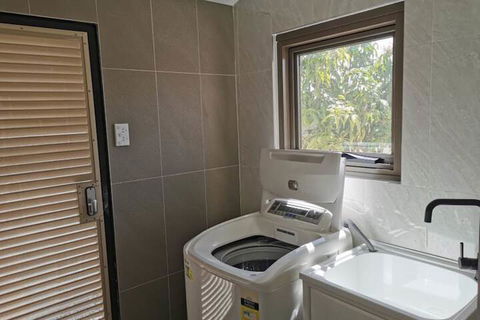 Serviced Waterfront Whole Villa - Sydneys Hotel 7