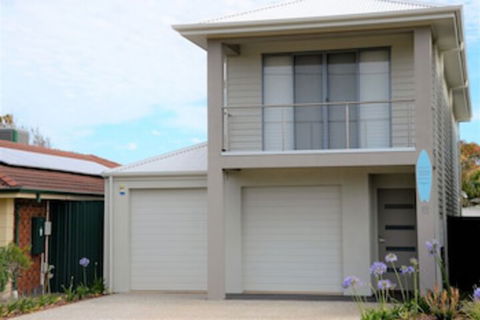 Eastern Breeze - Sydneys Hotel 0