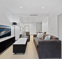Peaceful Water Side Retreat with Huge Courtyard - Sydneys Hotel
