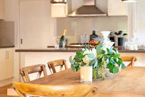 AUJOY 4 Bed Townhouse Glen Waverley - Sydneys Hotel 4