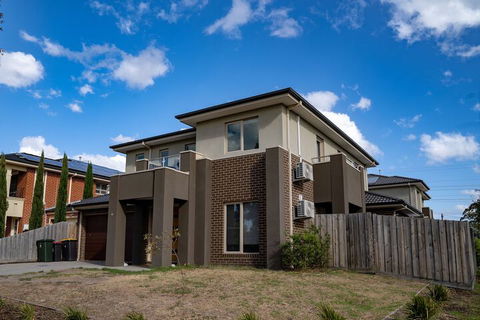 AUJOY 4 Bed Townhouse Glen Waverley - Sydneys Hotel 1
