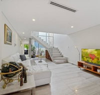 Luxurious New House Hidden Near Central CBD - Sydneys Hotel