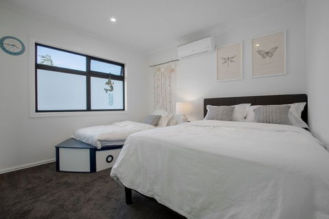 AUJOY 4 Bed Townhouse Burwood 2 - Sydneys Hotel 4