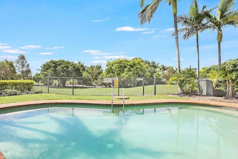 Palms Breeze - Sydneys Hotel 1