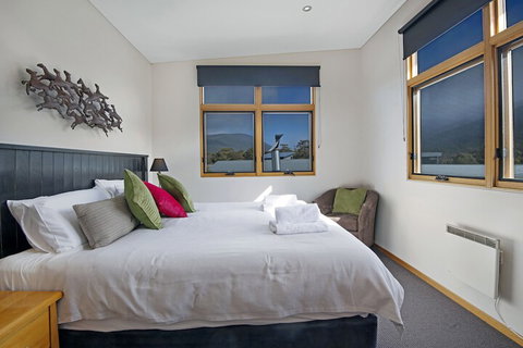 Grey Mare Chalet - Sydneys Hotel 5
