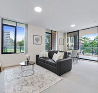 HomeHotel Walking Distance to Train  Westfield - Sydneys Hotel