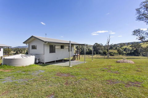 Valley Cabins By The Creek - Sydneys Hotel 3