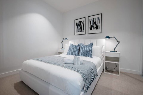 42 Blue Muses - Sydneys Hotel 1