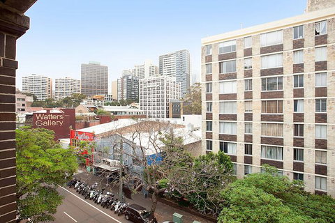 Urban Rest - Riley St - Sydneys Hotel 1