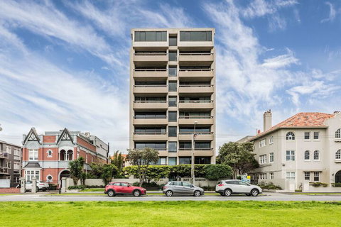Exquisite 2 Bedroom Beach City Views - Sydneys Hotel 1